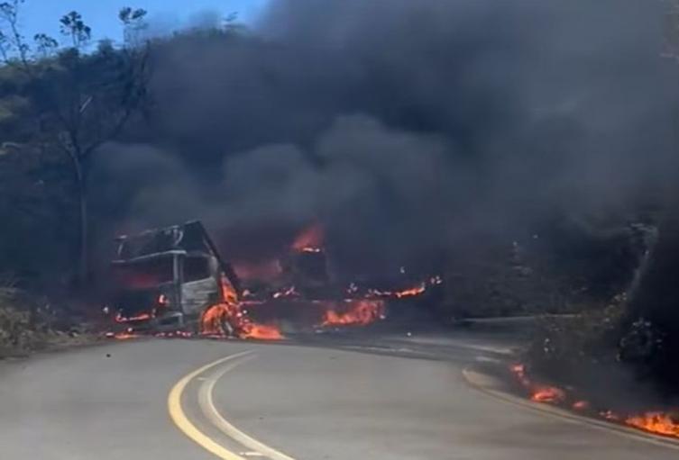 Camión con mercancía de las tiendas D1 fue incinerado en Anorí (Antioquia) 