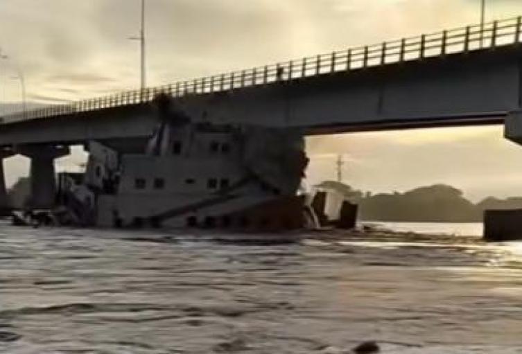 Autoridades inspeccionan puente que comunica con Yondó luego de que una embarcación chocara contra su estructura