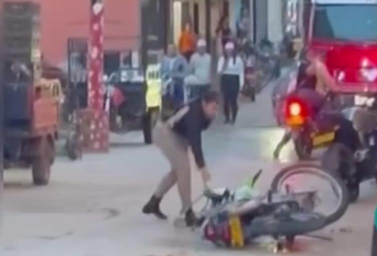 Mujer despechada no toleró que le terminaran y quemó la moto de su novio en San Roque, Antioquia
