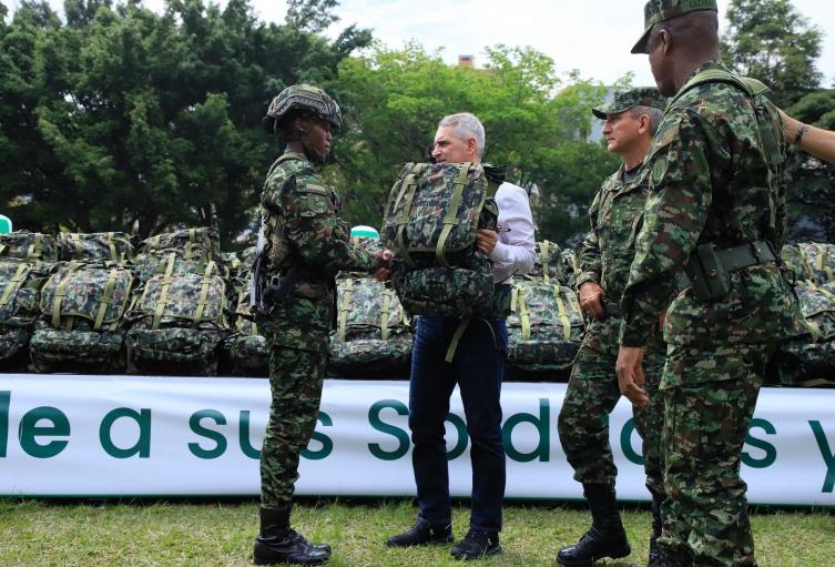 Gobernación de Antioquia entregó 500 morrales al Ejército con recursos de la Tasa de Seguridad