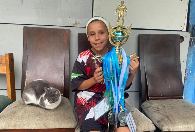 Con un balón viejo y un corazón gigante, Ana María, la futbolista paisa de 10 años que conquistó a “Pacho” Maturana