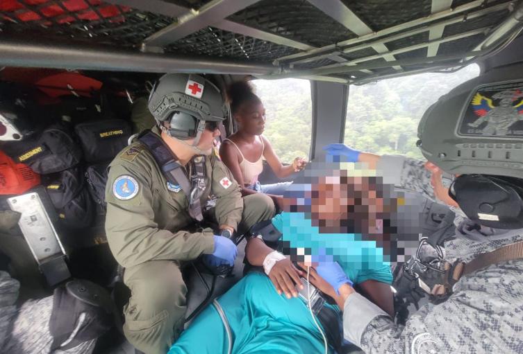 Mujer embarazada en estado crítico fue evacuada desde zona rural de Urrao hasta Medellín en una misión humanitaria