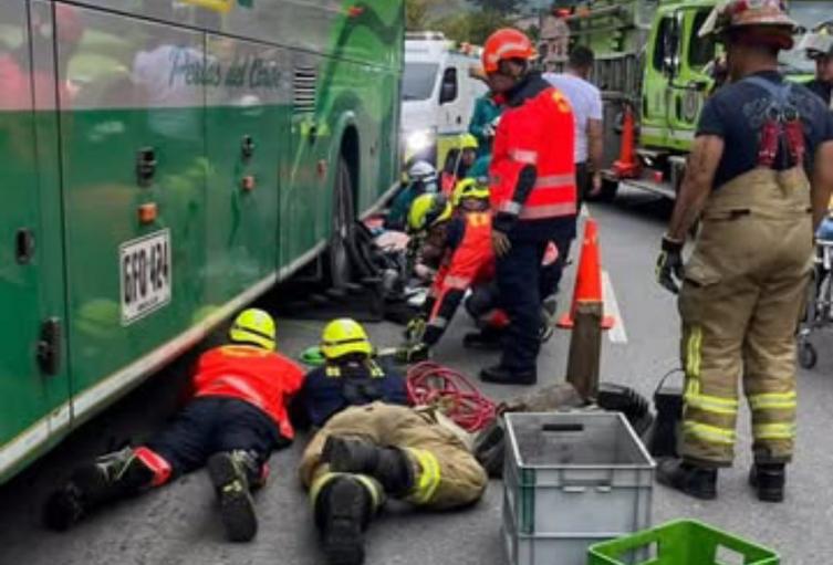 Accidente de tránsito en la vía Túnel de Occidente de Medellín