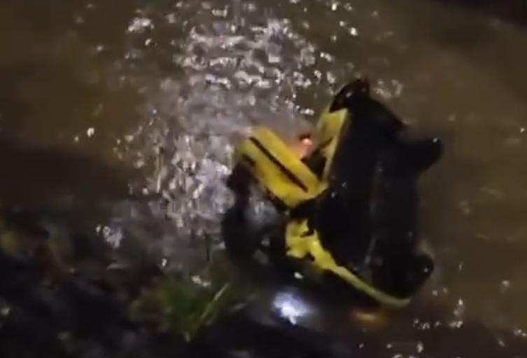 Taxista se salvó de milagro al caer al río Medellín 