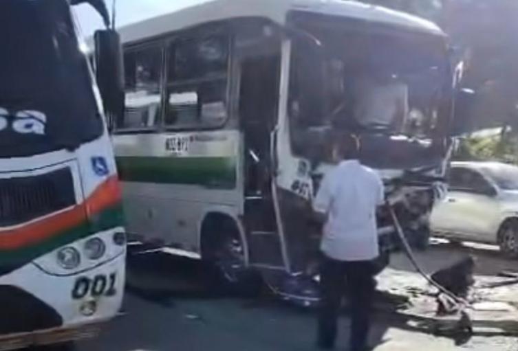 Accidente entre bus y camión de basura deja 20 heridos en la vía Barbosa–Girardota; investigan exceso de velocidad o falla mecánica