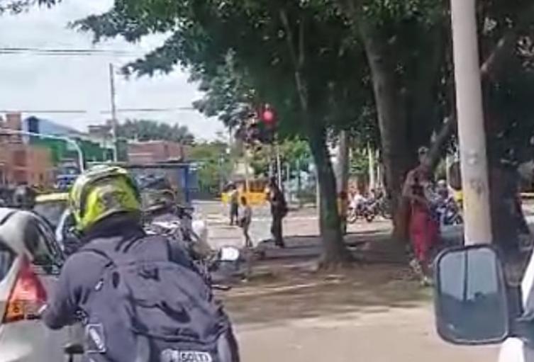 En las afueras de la Universidad de Antioquia se siente tensión por cuenta de varios encapuchados En las afueras de la Universidad de Antioquia se siente tensión por cuenta de varios encapuchados