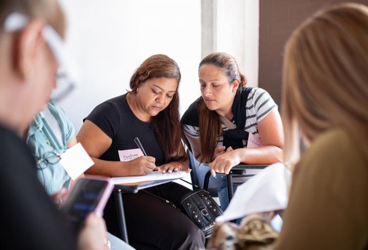 Capacitación para mil 500 mujeres en Medellín