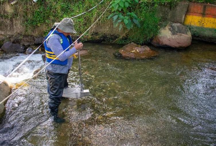 Campaña de monitoreo en el río Aburrá–Medellín evalúa calidad del agua en 42 puntos clave