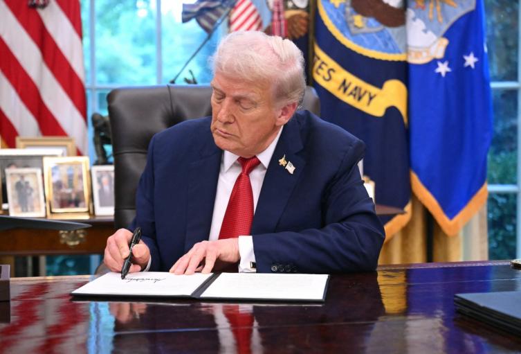El presidente estadounidense, Donald Trump, firmando una orden ejecutiva en el Despacho Oval de la Casa Blanca.