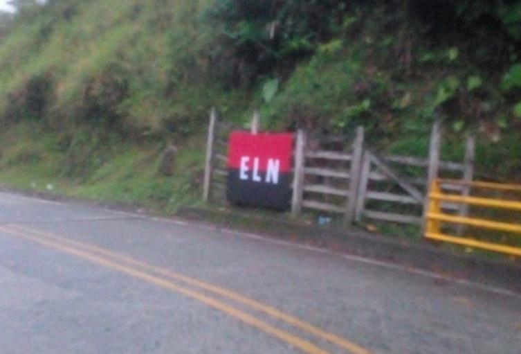 Banderas el ELN en vía Quibdó Medellín