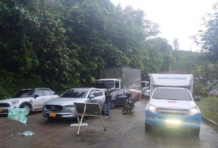 Bloqueo vía Quibdó Medellín por parte de comunidad indígena 