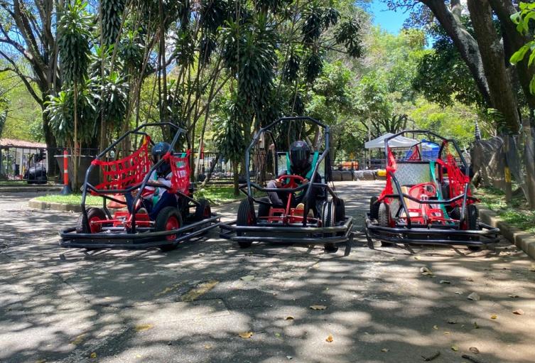 Buggies familiares en el Parque Norte de Medellín