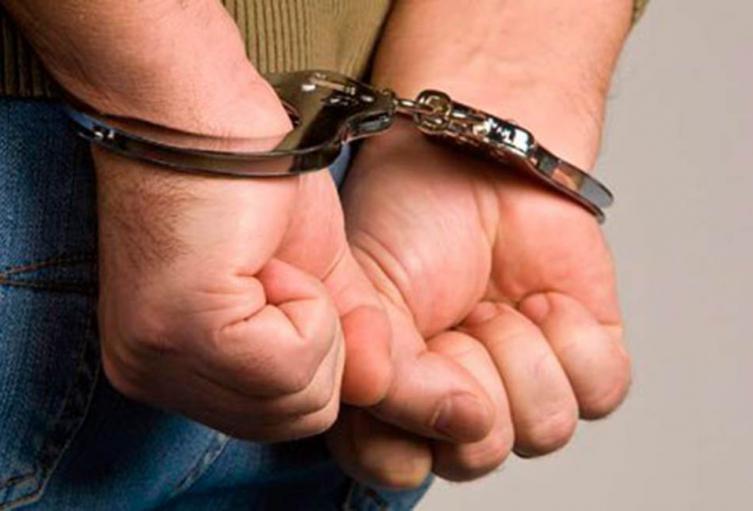 Una persona esposada 