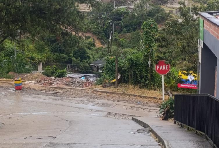 Cilindro con bandera de las disidencias frente a jardín infantil en Anorí