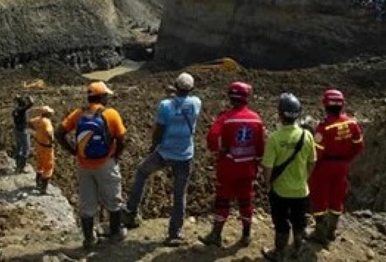 El accidente se registró en horas de la noche cuando un deslizamiento de tierra tapó un socavón