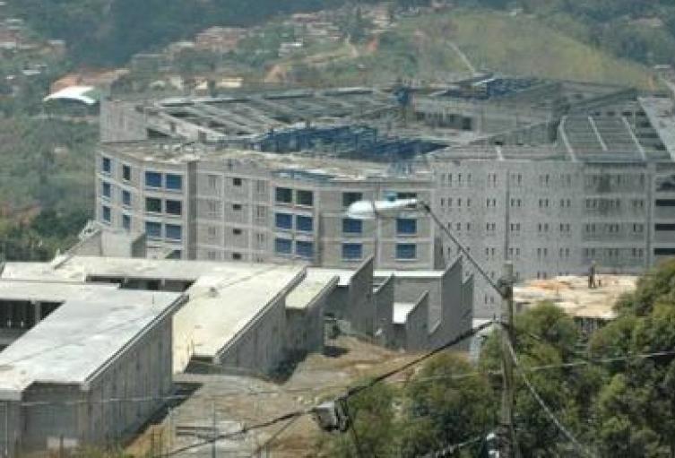 Crisis en El Pedregal: denuncian cortes de agua y luz tras protestas por comida podrida