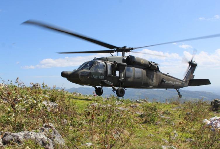 Helicóptero del Ejército realizó aterrizaje de emergencia en el Bajo Cauca por fallas mecánicas