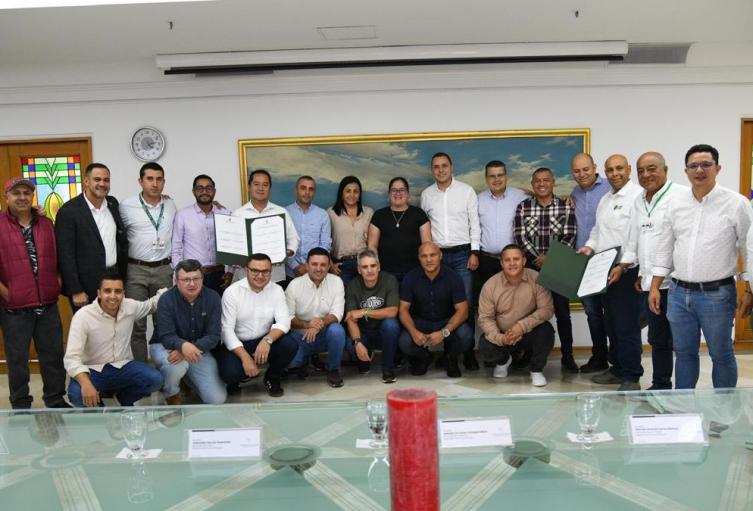 Firman acuerdos para mejorar trámites catastrales en Antioquia