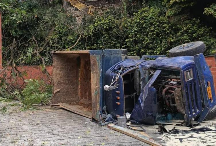 Grave accidente de tránsito: Volqueta perdió el control y terminó en una unidad residencial