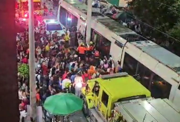 Increíble: Un motociclista quedó atrapado entre el tranvía y un poste en Medellín