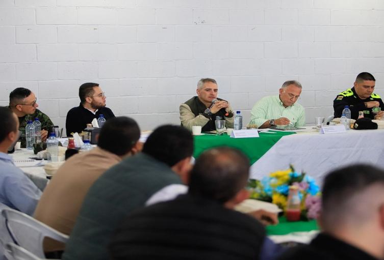 Secretario de Seguridad informa que helicóptero que transportaba al gobernador de Antioquia fue intimidado con drones