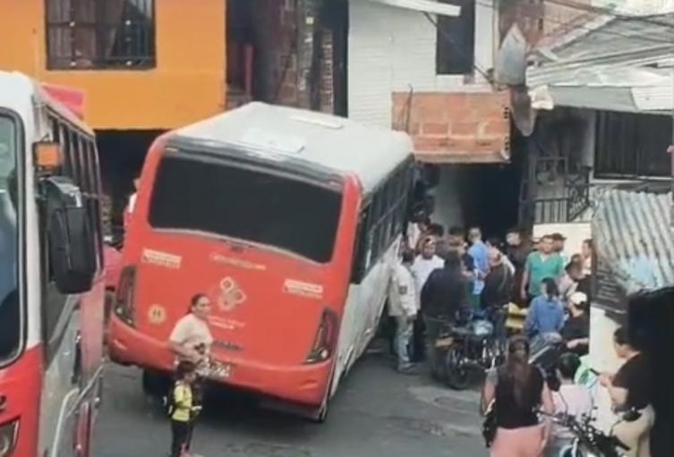 Bus sin frenos arrolló a motociclista en Medellín: el conductor se salvó de milagro en el barrio Carpinelo