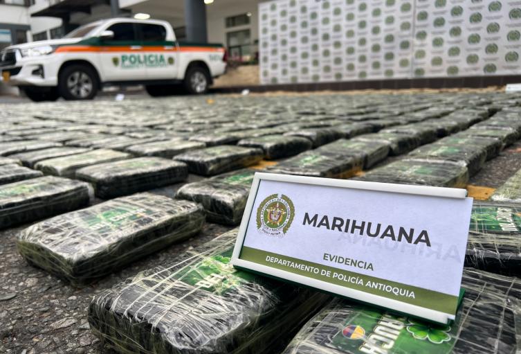 Incautan más de una tonelada de marihuana camuflada en un camión en Caldas; la droga está avaluada en más de mil millones de pesos