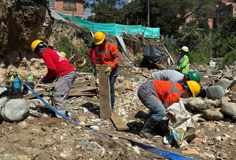 Con 285 volquetas de residuos retiradas, Medellín refuerza quebradas para enfrentar nueva temporada de lluvias