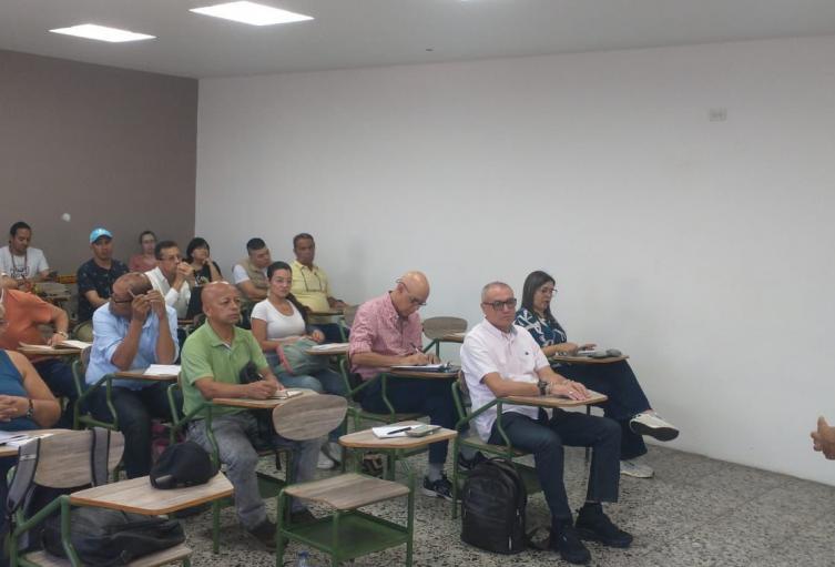 "Economía popular con iniciativas comunales".