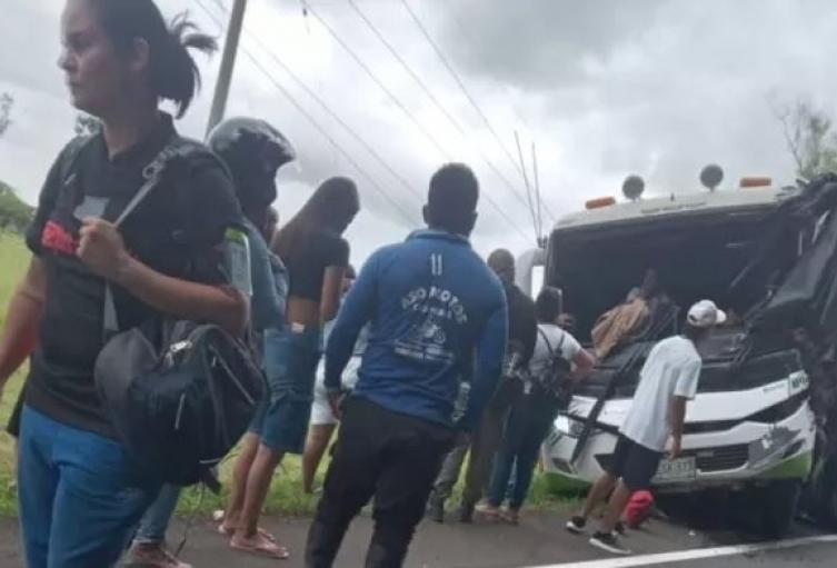 Conductor del bus permanece en estado crítico tras accidente en vía Chigorodó–Mutatá