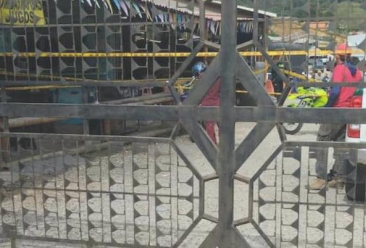 Cuatro sicarios en moto asesinaron a dos hombres dentro de un parqueadero en El Santuario