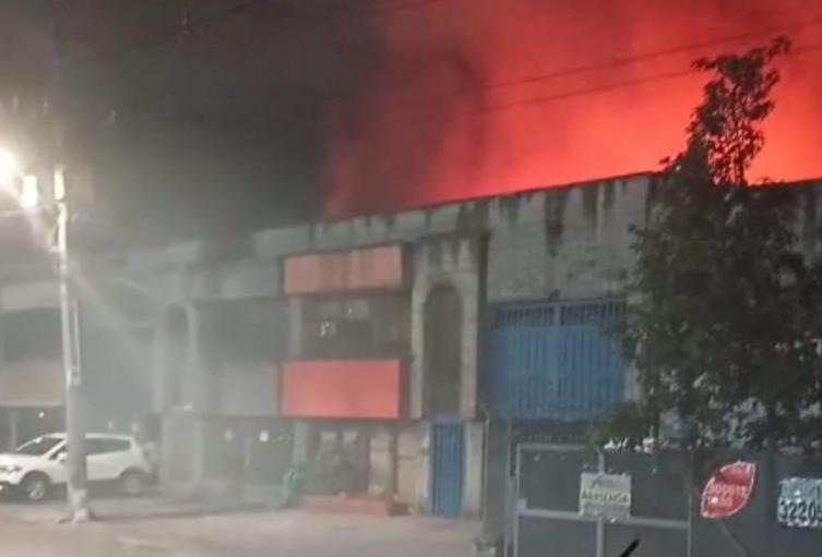 Voraz incendio consumió un edificio de tres niveles en Guayabal 