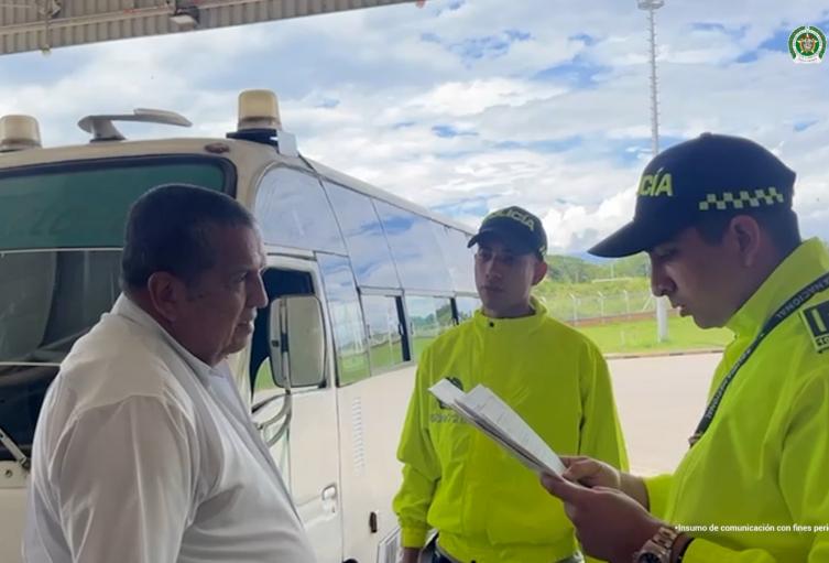 Desmantelan red que movilizó a 114 migrantes a través del Urabá en buses de turismo
