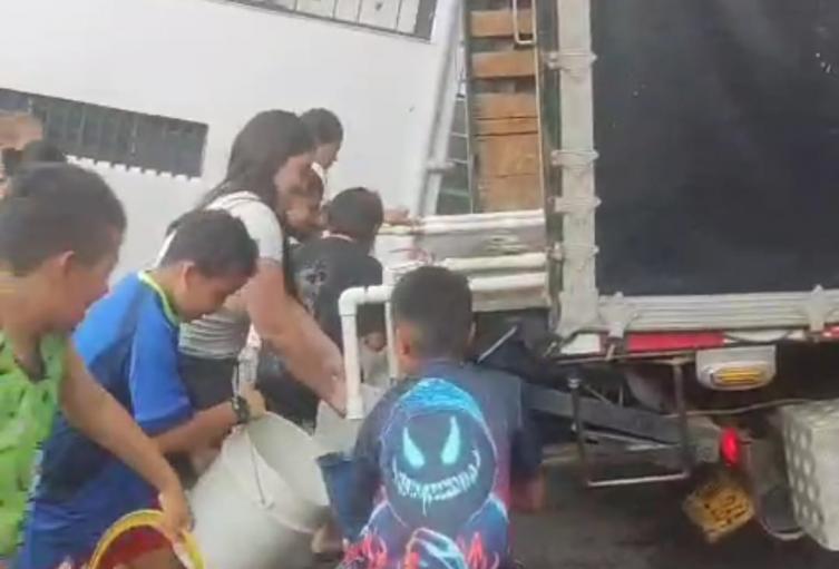 Afectados por agua potable en Medellín y Bello 