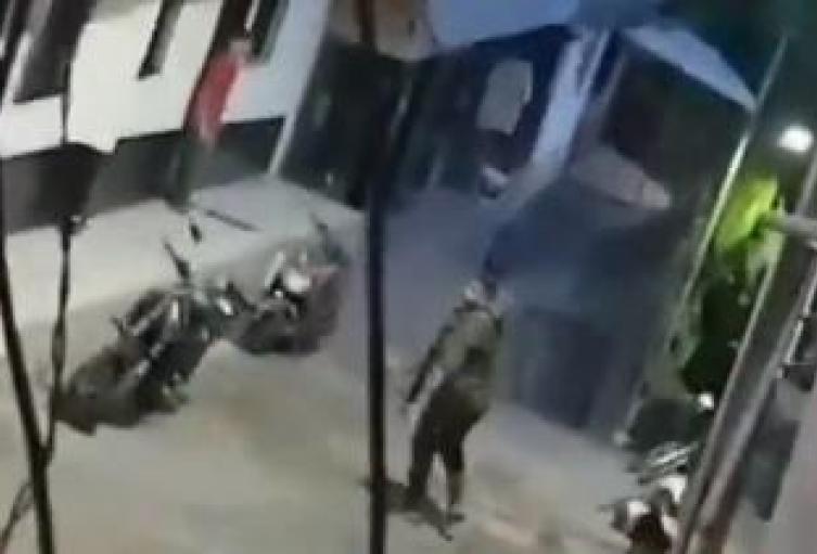 Briceño: Tras hallazgo de 4 kilos de explosivos dentro de una casa, la Fuerza Pública fue recibida a tiros