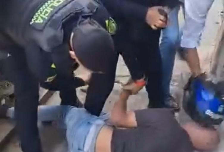 Intento de fleteo a pareja de adultos mayores terminó en linchamiento y balacera en La Floresta; hay cuatro heridos