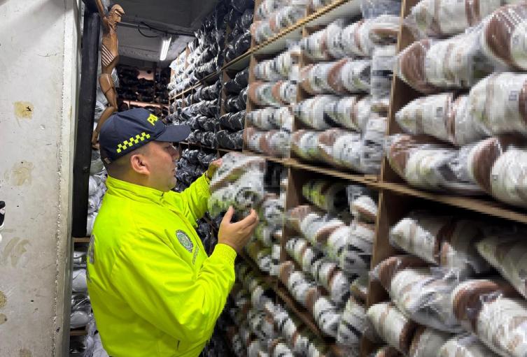 Decomiso de mercancía de contrabando en el centro de Medellín