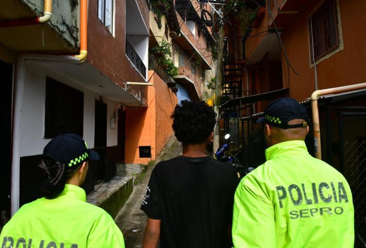 Aprehensión de un joven por el reto viral del "corte" en Medellín Aprehensión de un joven por el reto viral del "corte" en Medellín