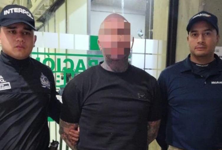 capturado estadounidense con circular roja de INTERPOL