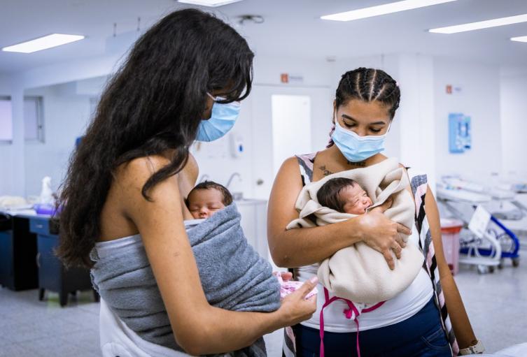 Empresa de taxis de Medellín regalará 100 vales a madres canguro para citas vitales con sus hijos prematuros