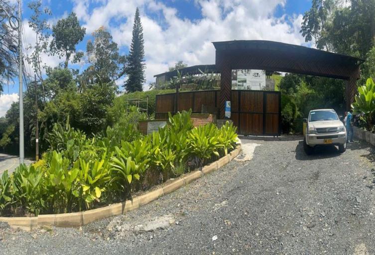 Suspenden obras en glamping en lote del exgobernador Luis Pérez y su familia, vecino del terreno Aguas Vivas