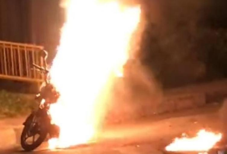 Moto quemada en el barrio El Poblado de Medellín 