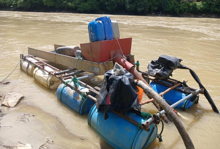 [FOTOS] Destruyen maquinaria de $800 millones del Clan del Golfo que extraía más de 11 kilos de oro mensual en Antioquia