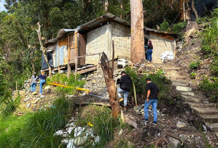 Detectan 21 familias en riesgo por construcciones ilegales en El Picacho, Medellín 