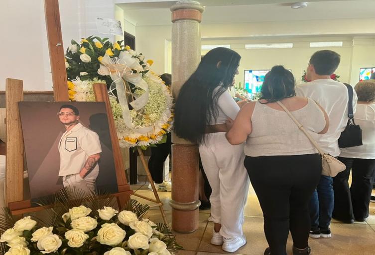 Con familiares y amigos fue despedido B-King en Medellín