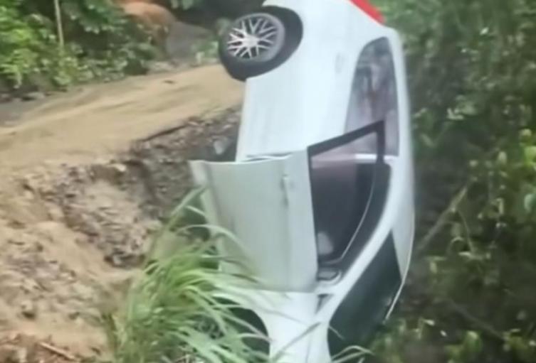 Tras deslizamiento en Titiribí, camioneta queda suspendida en el aire; ocupantes se salvan de milagro