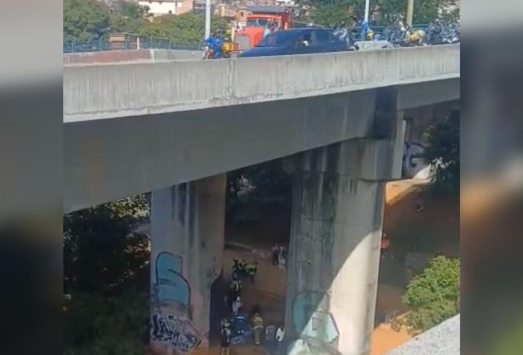 Motociclistas, en estado crítico tras caer del Puente de la Madre Laura; la caída fue de 30 metros