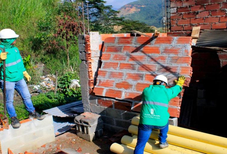 Más de mil construcciones irregulares en Medellín han sido removidas en 2025