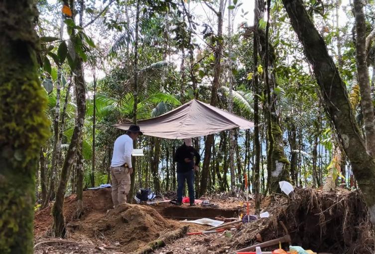 Hallazgo en fosa común 