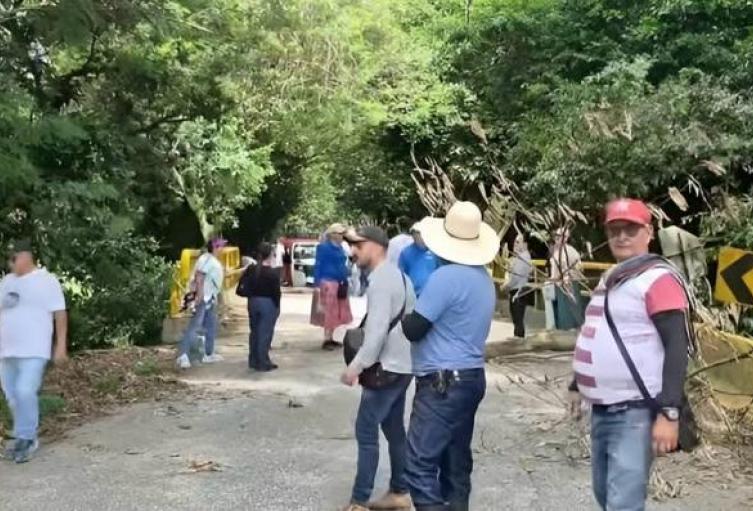 Cierre total en Remedios: Habitantes bloquean la troncal por la no entrega de la vía 4g, aplazada por observaciones técnicas 